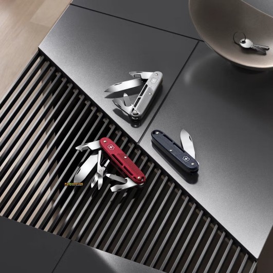 Victorinox Onefold Alox — minimalist folding knife Silver (Alox)